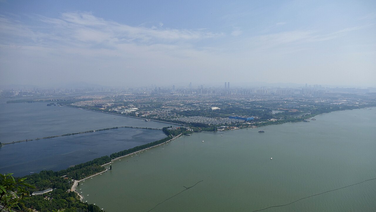 Tejado de templo en las Colinas del Oeste sobre el lago Dianchi