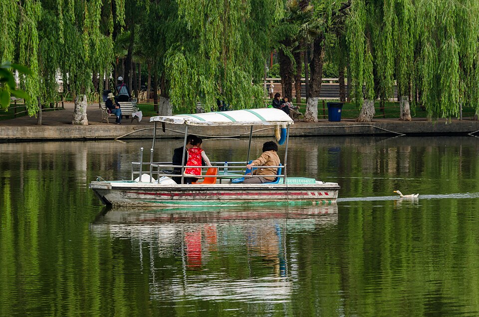 Pabellón con farolillos rojos en el Parque del Lago Verde