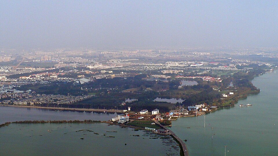Vista panorámica del lago Dianchi y Kunming desde las Colinas del Oeste