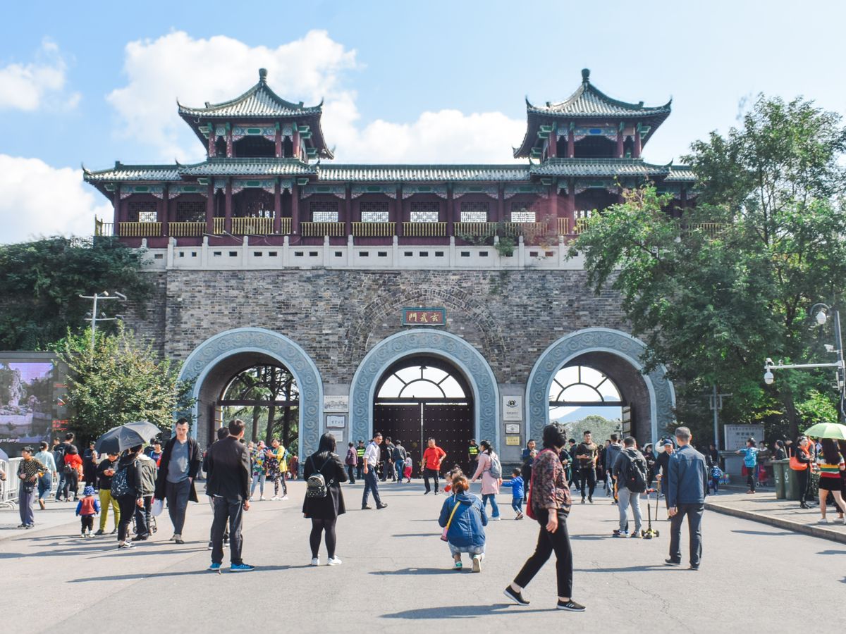 Una monumental torre de puerta en la muralla Ming de Nanjing