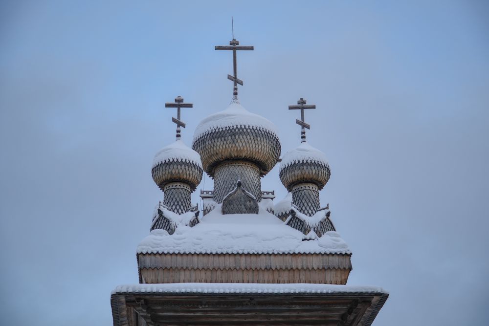 Cúpulas bulbosas de una iglesia ortodoxa rusa de madera, el estilo recreado en Volga Manor
