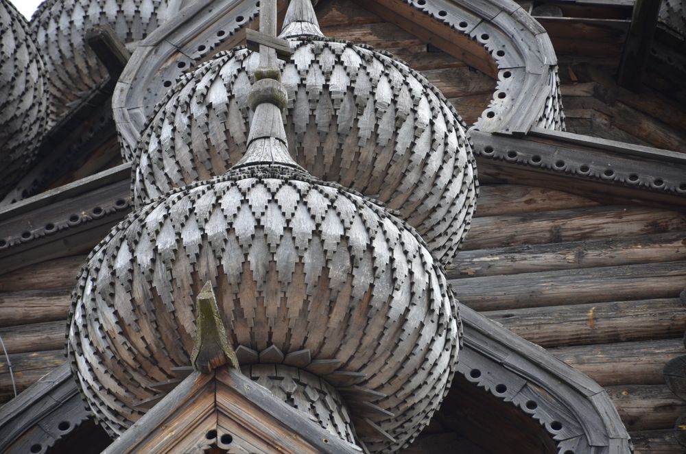 Cúpulas bulbosas de madera tallada al estilo ortodoxo ruso presentes en Volga Manor