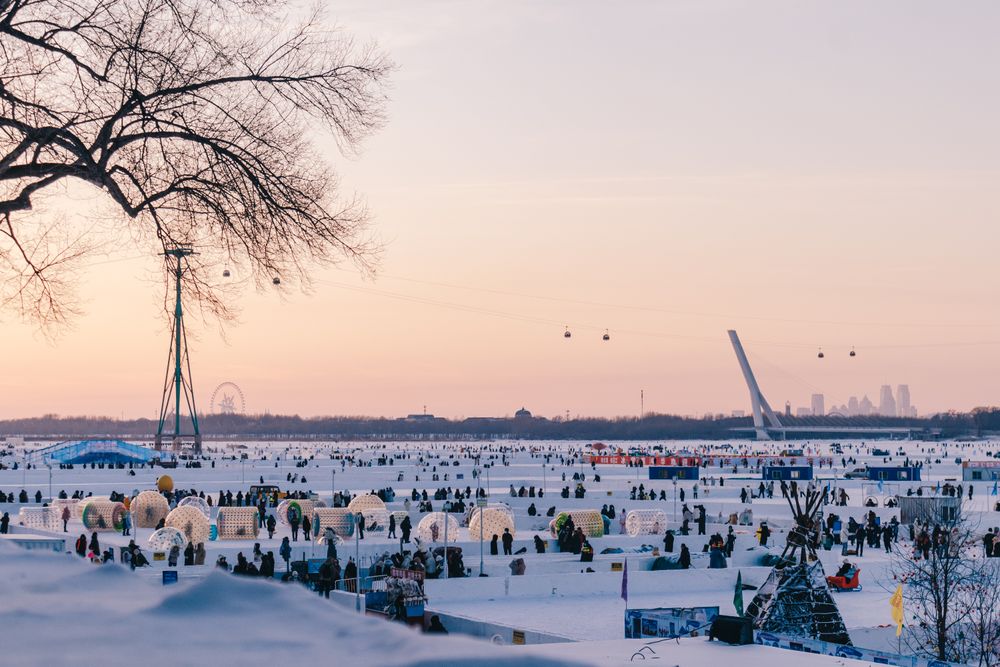 Casetas de pesca en el hielo y teleféricos sobre el Songhua helado al atardecer