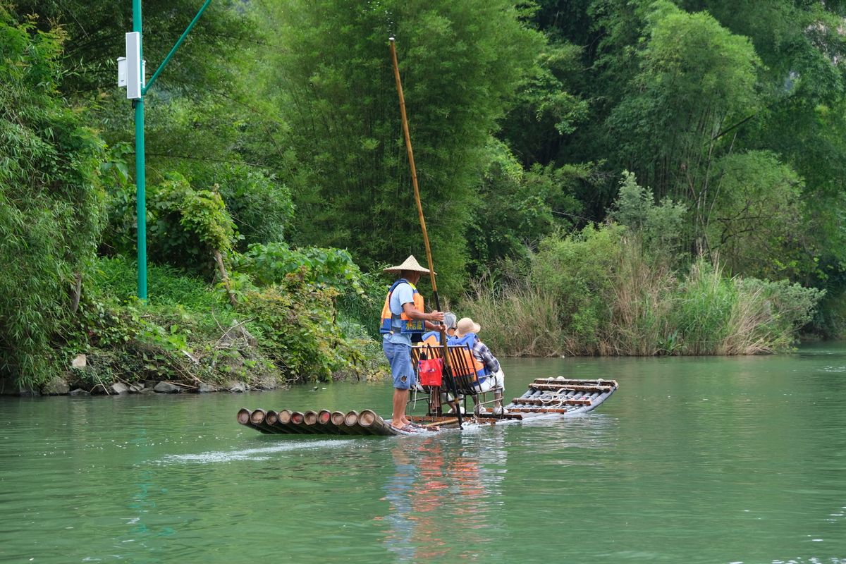 Balsas de bambú navegando por el río Yulong bajo los picos kársticos