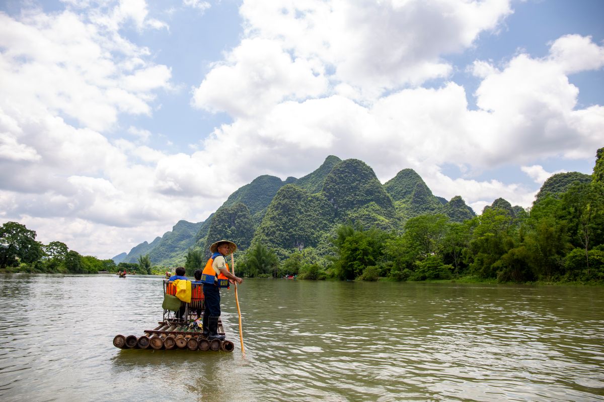 Balsas de bambú y arrozales en el campo de Yangshuo