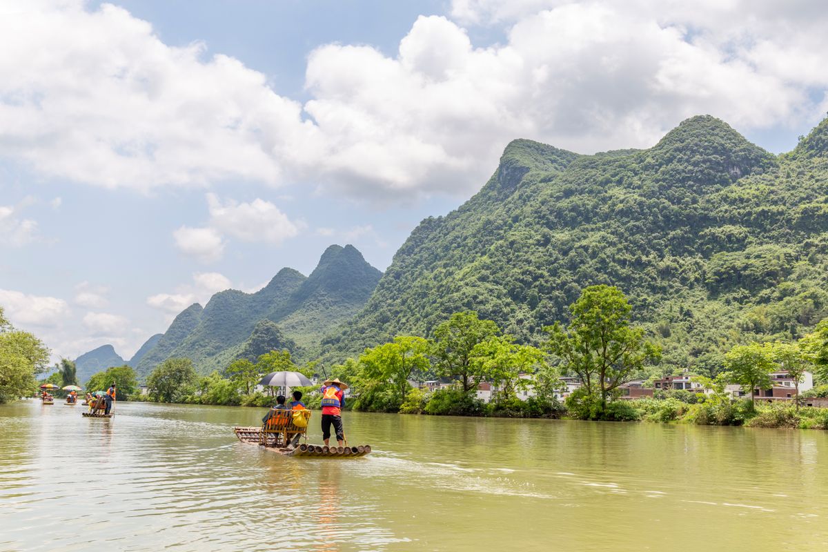 Arrozales y picos kársticos en el campo de Yangshuo