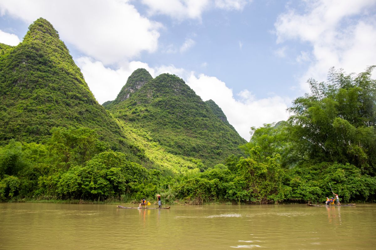 Picos kársticos a lo largo del río Li cerca de Yangshuo