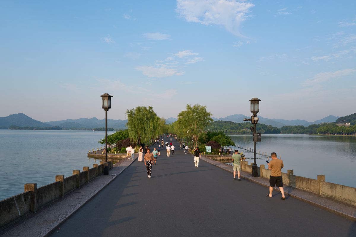 Su Causeway pedestrian path along West Lake in Hangzhou, a route bike-share riders and walkers use to reach the water