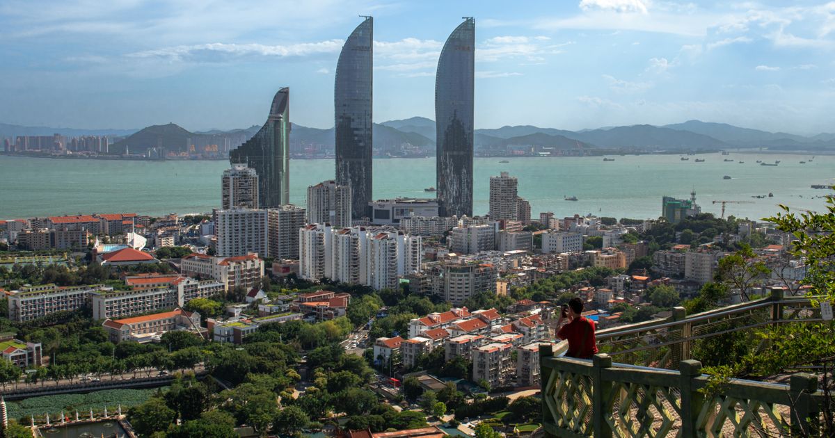 Where to Stay in Xiamen: Gulangyu Island vs. Zhongshan Road (2026 Guide)