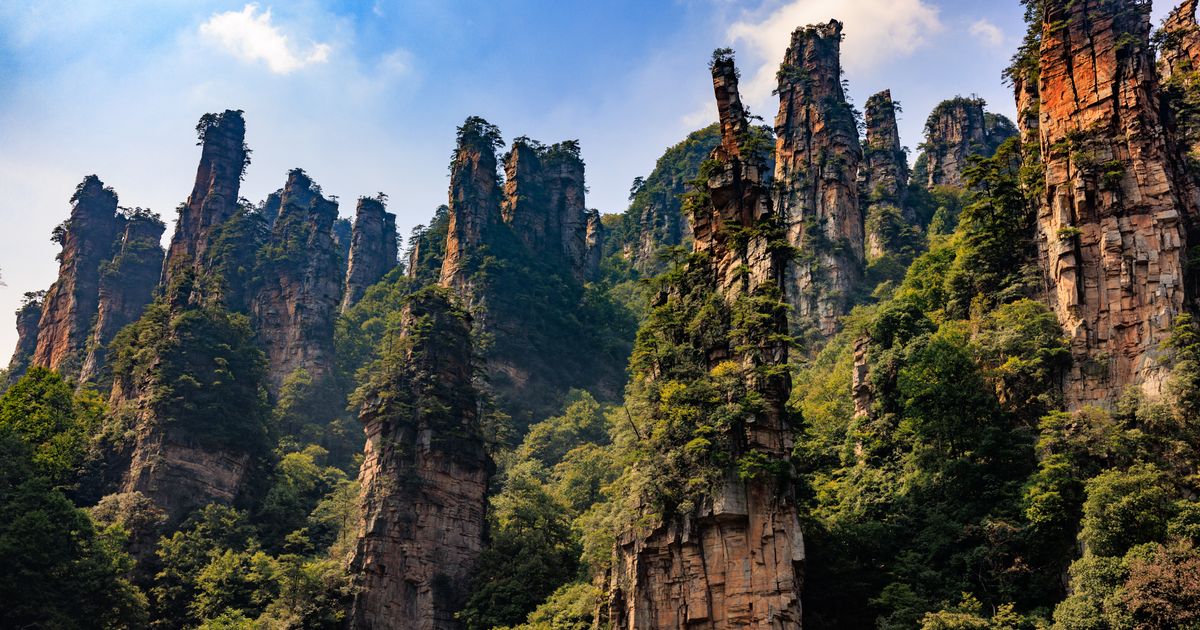 Where to Stay in Zhangjiajie: Wulingyuan or Downtown? (2026 Guide)