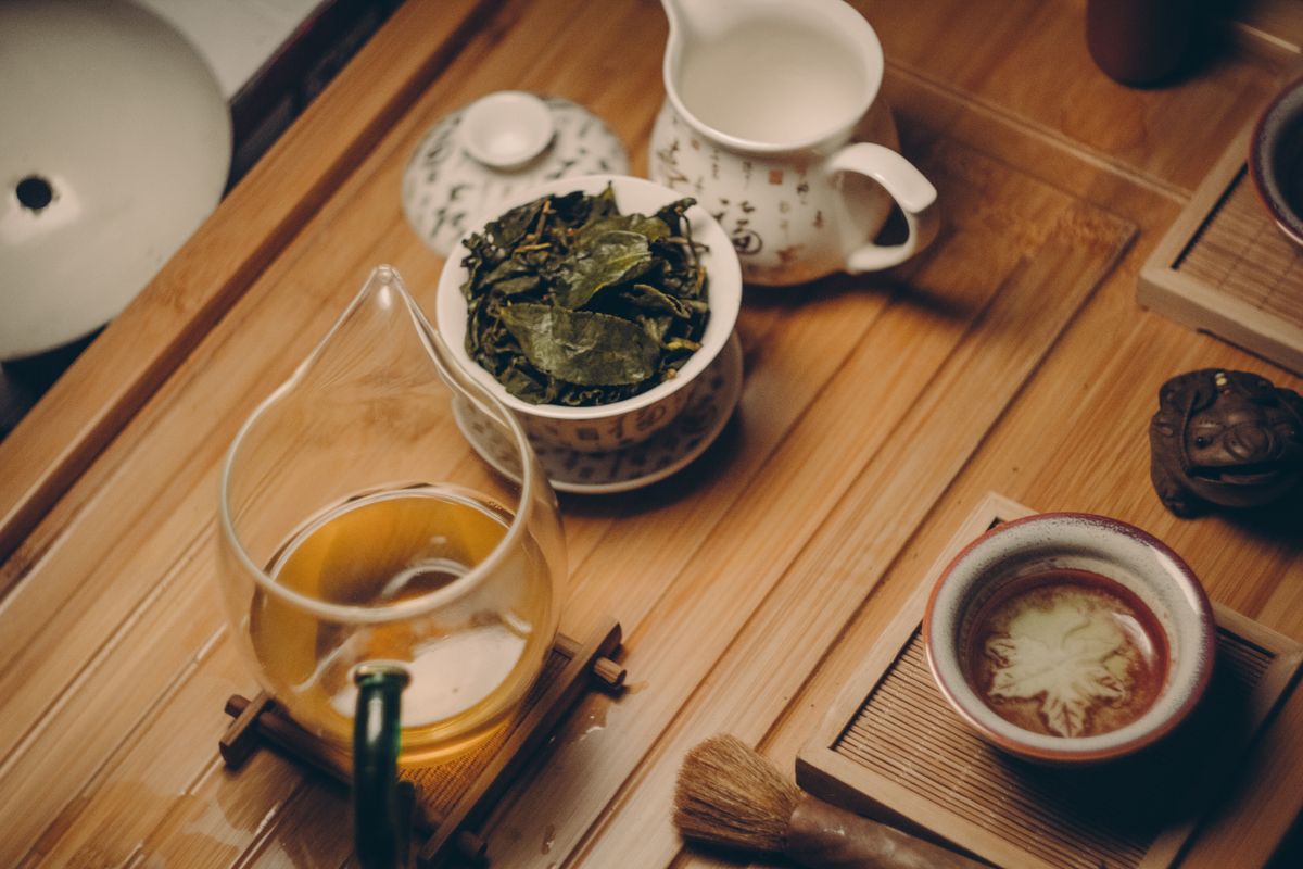 A traditional Chinese tea set on a wooden table, the setup used in the country's most common tourist scam