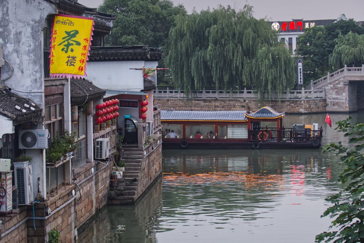 Canal del casco antiguo de Suzhou con edificios tradicionales junto al agua