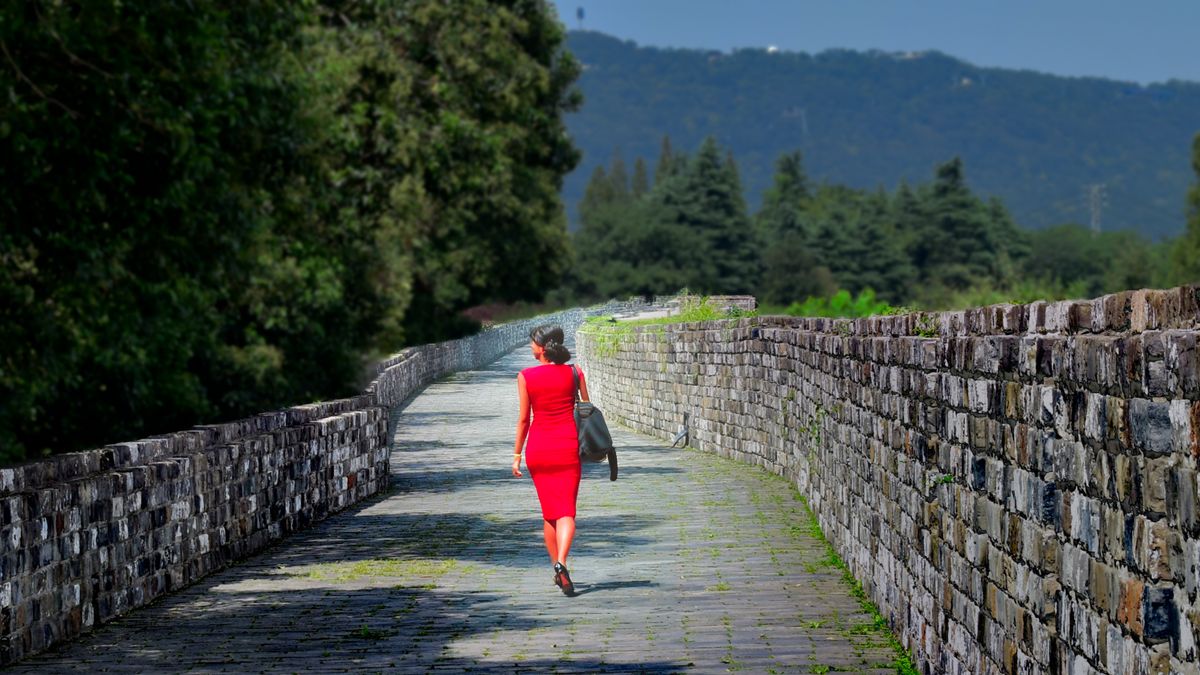 Walking the Ming-era Nanjing city wall near Xuanwu Lake