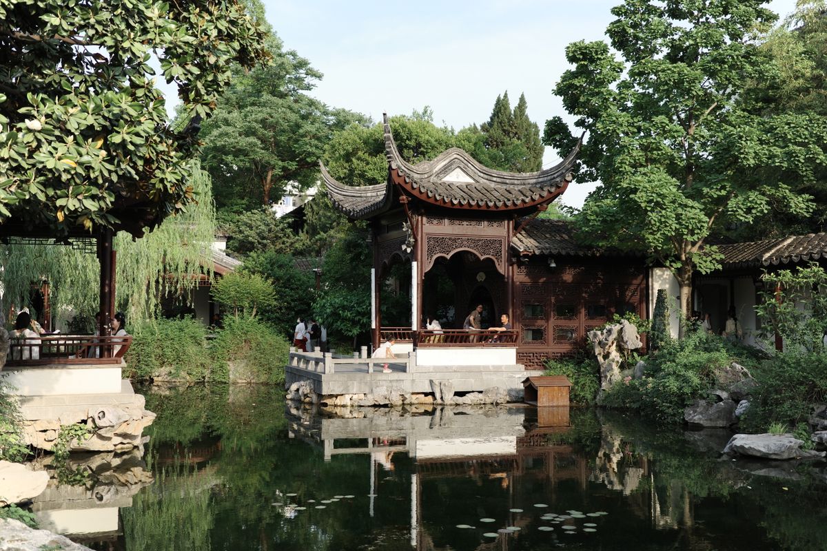 Pabellón clásico de un jardín chino junto a un estanque tranquilo en Suzhou