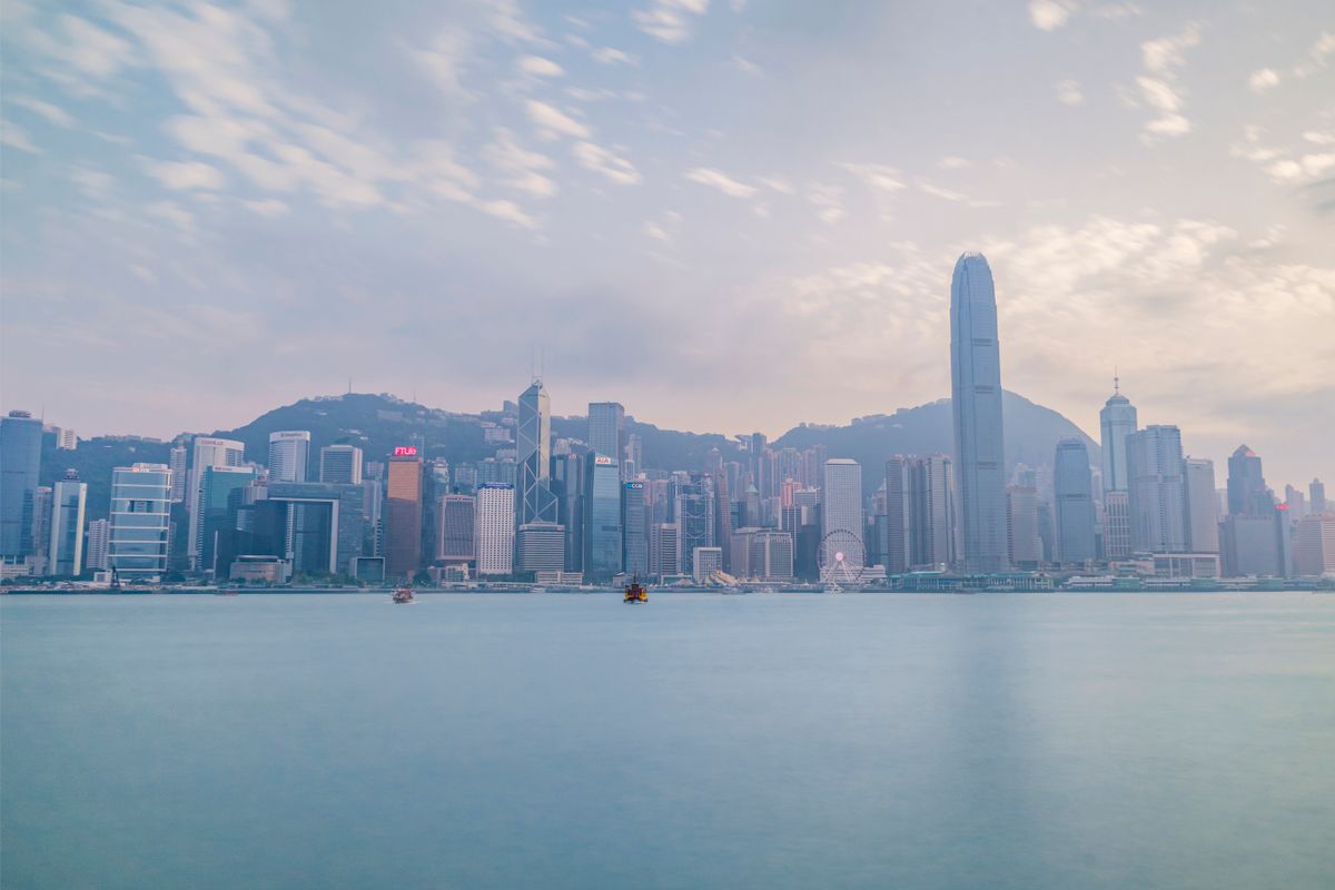 Horizonte de Hong Kong visto a través de Victoria Harbour