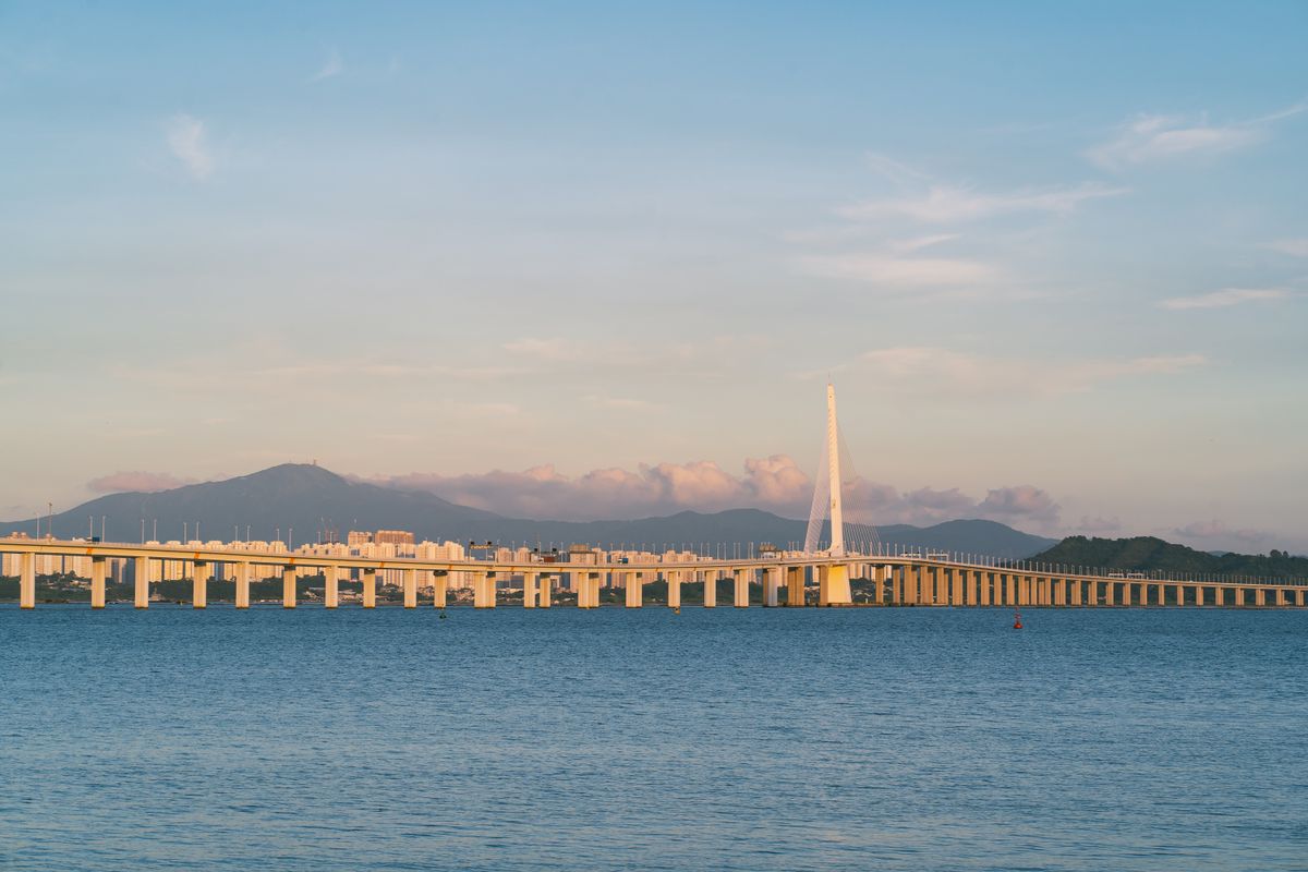 Puente atirantado sobre el agua que conecta Hong Kong y Shenzhen
