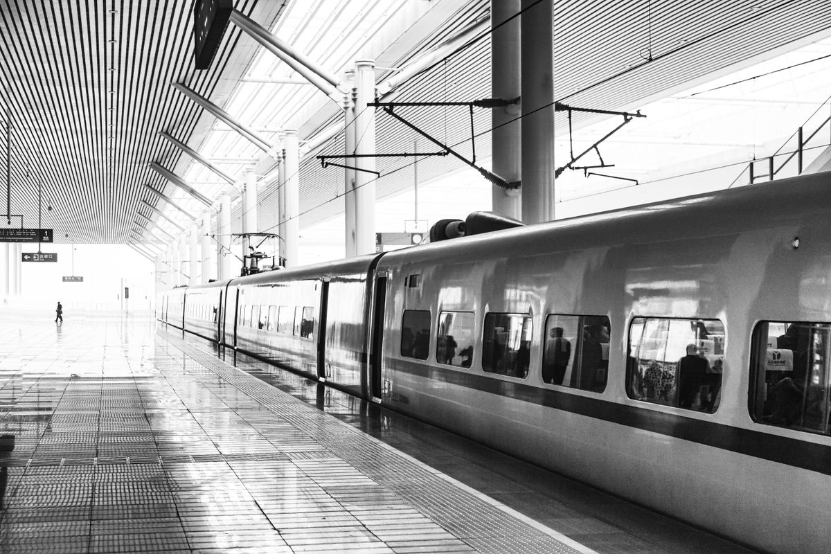 Tren de alta velocidad chino en el andén de una estación