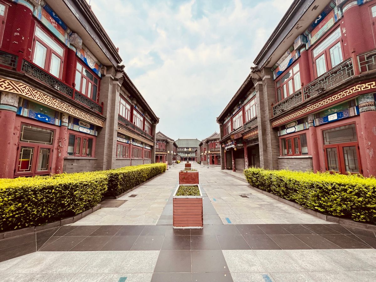 Calle peatonal tradicional en Tianjin con edificios rojos de estilo Qing