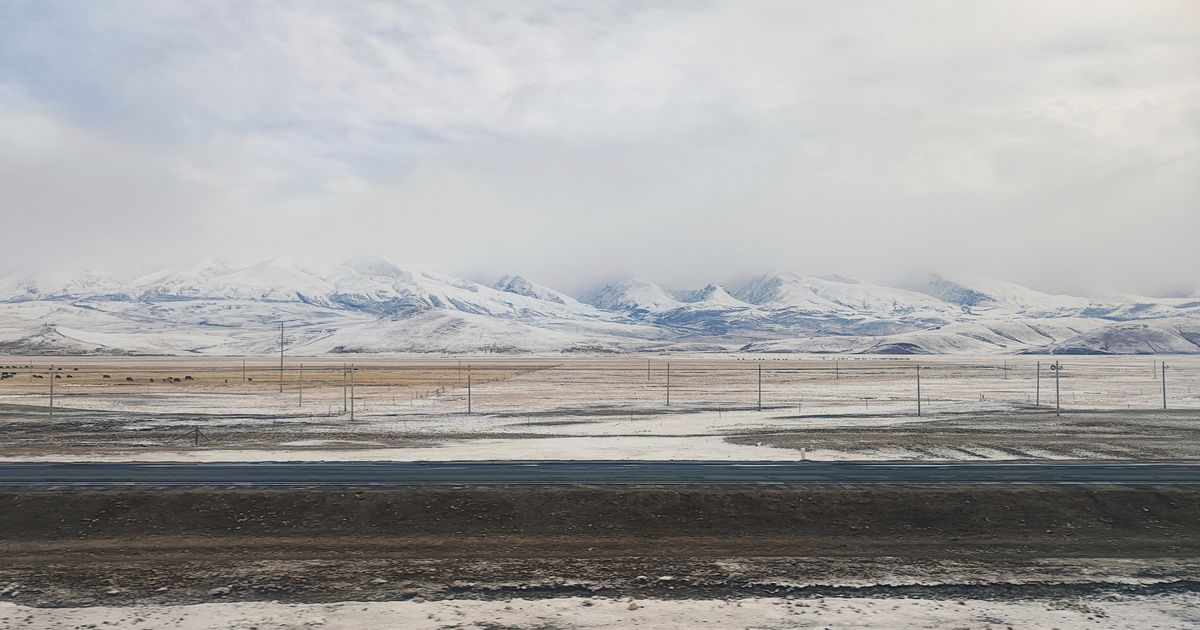 Snow-covered plains and mountains along the Qinghai-Tibet plateau