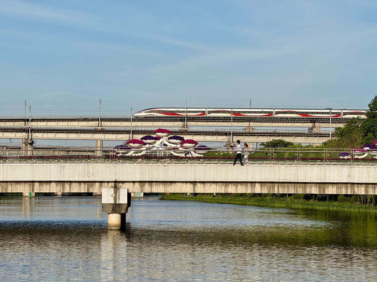 Tren de alta velocidad cruzando un viaducto elevado cerca de Tianjin
