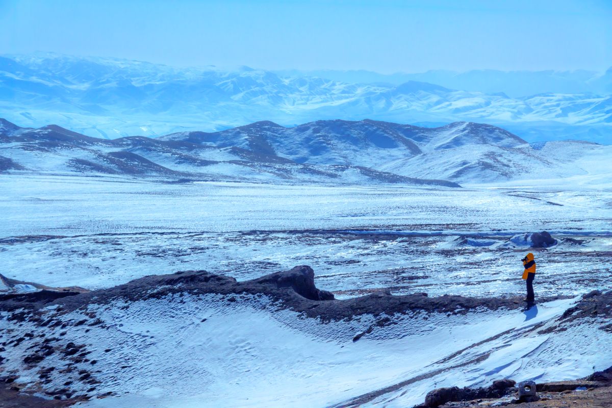 High-altitude plateau landscape in Qinghai, part of the route toward Lhasa