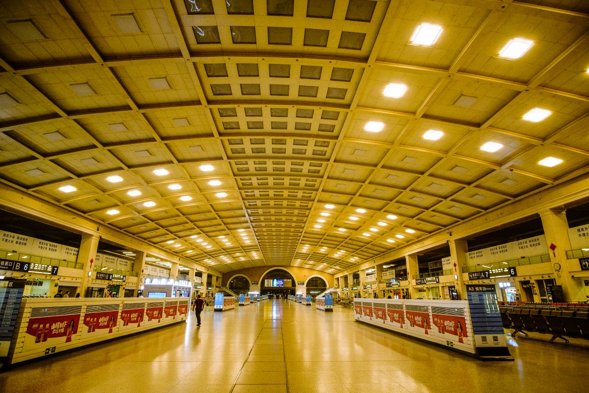 Interior de una sala de salidas de una estación de tren de alta velocidad en China con taquillas