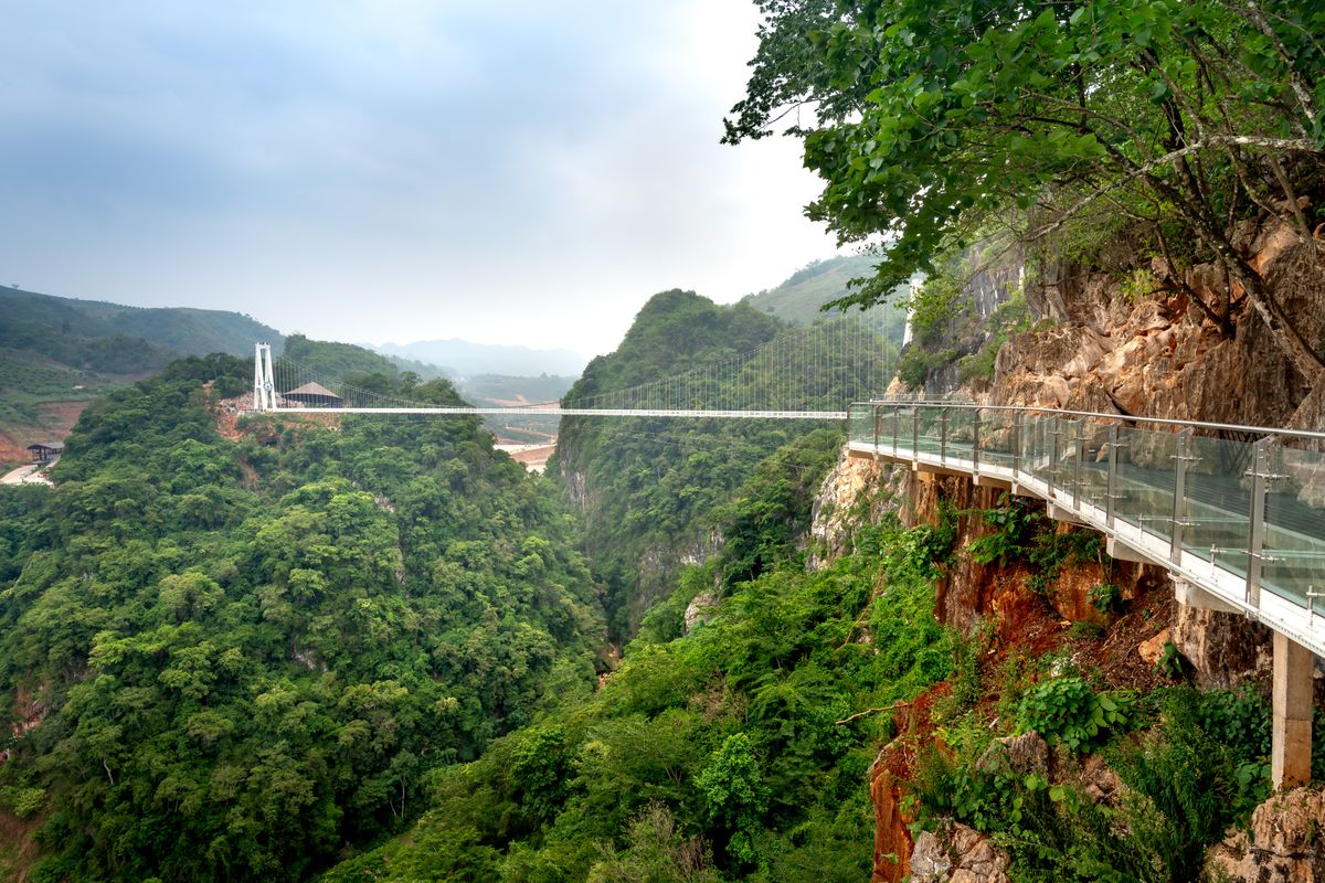 Glass-floored walkway along the cliffs of Zhangjiajie National Forest Park