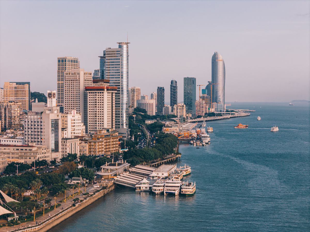 Perfil costero moderno de Xiamen y su puerto al otro lado del agua desde Gulangyu