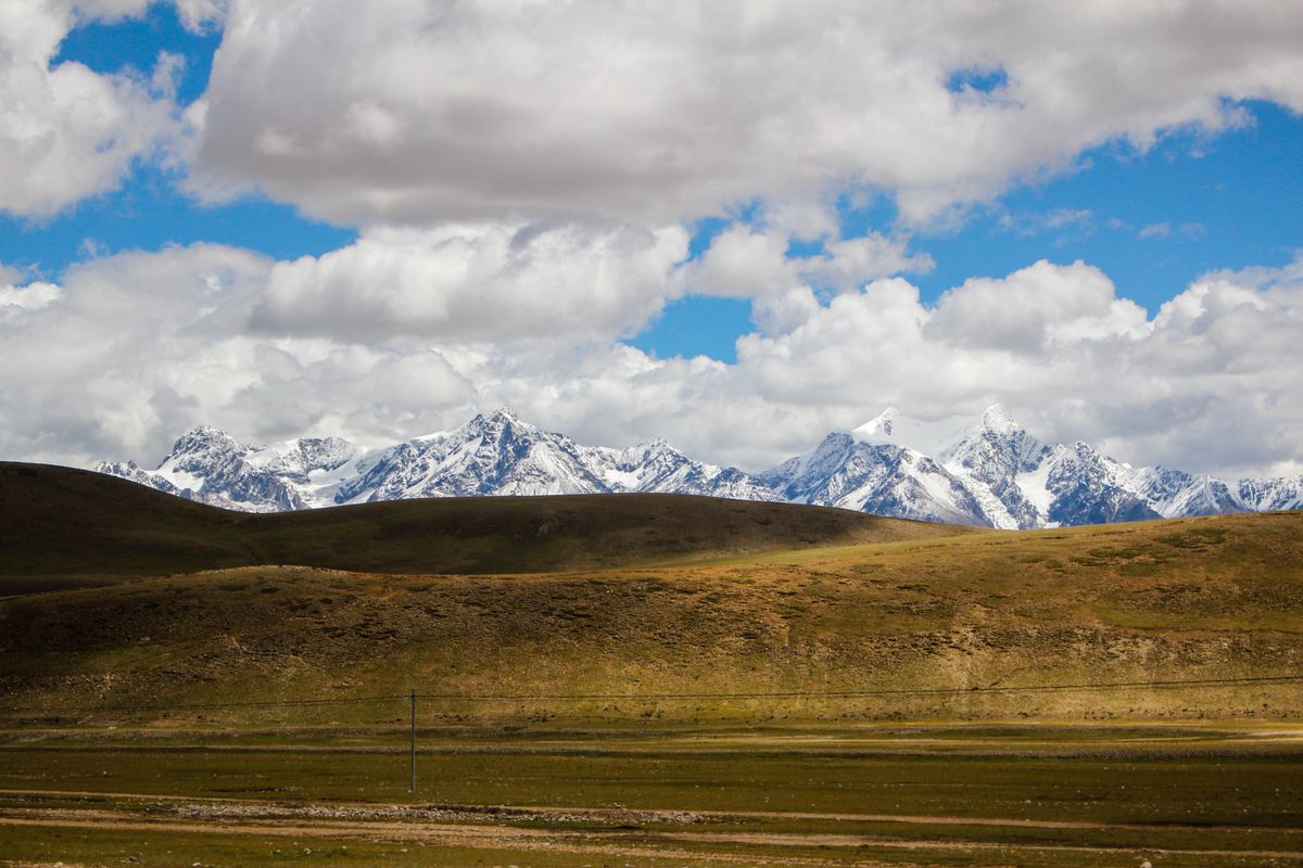 Snow-capped mountains and grassland on the Tibetan plateau near Damxung