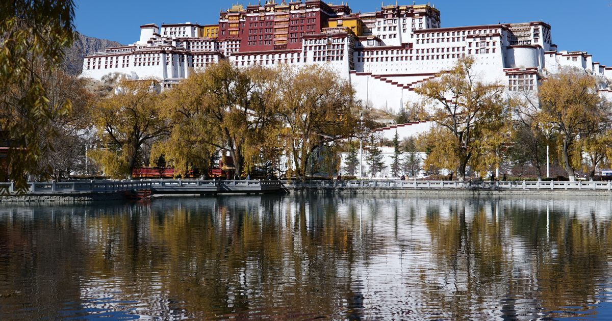Shanghai to Lhasa Train 2026: 45-Hour Direct Sleeper or Break It in Xi'an?