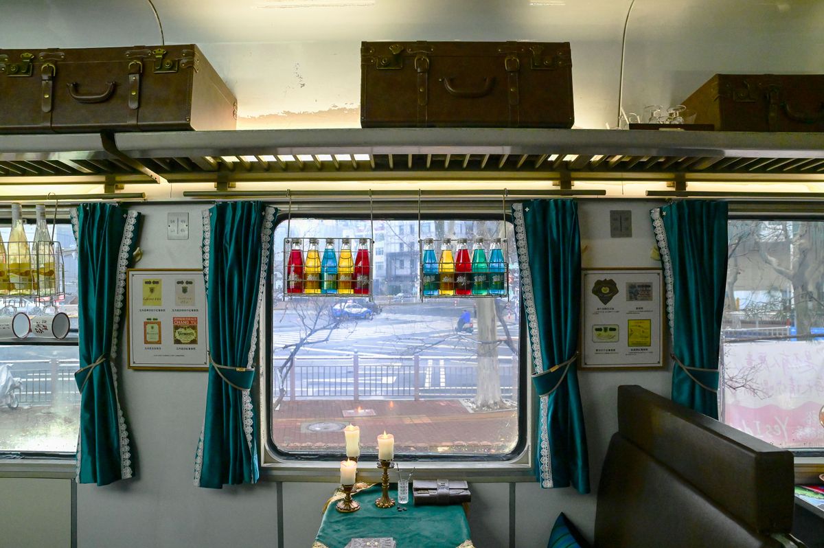Window seat and overhead luggage rack in a train compartment