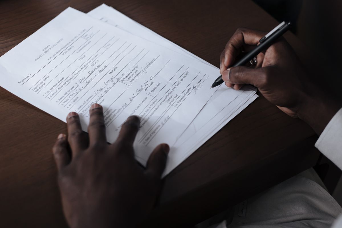Persona firmando un formulario de solicitud de visa