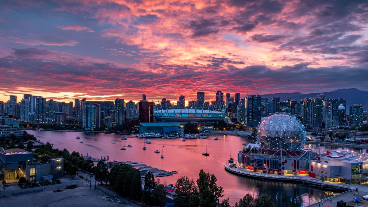 Horizonte de Vancouver al atardecer con Science World y BC Place, sede de uno de los dos centros de visado china más concurridos de Canadá