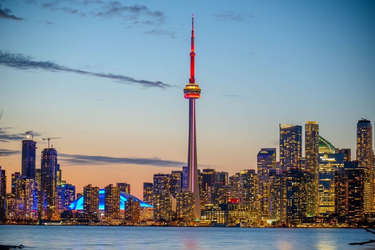 Horizonte de Toronto al anochecer con la CN Tower, sede del otro centro principal de solicitud de visado china en Canadá