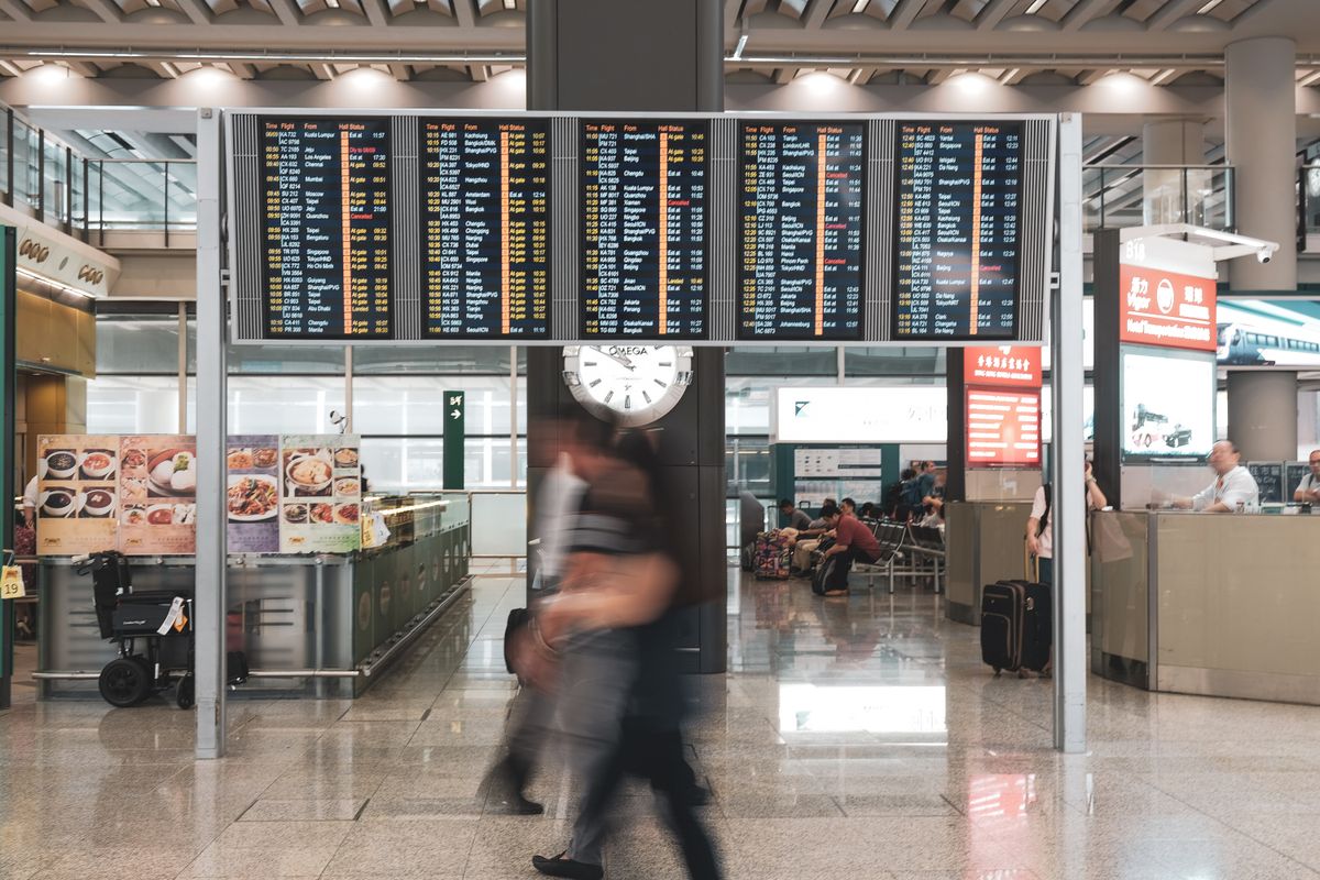 Panel de información de salidas en una terminal de aeropuerto internacional