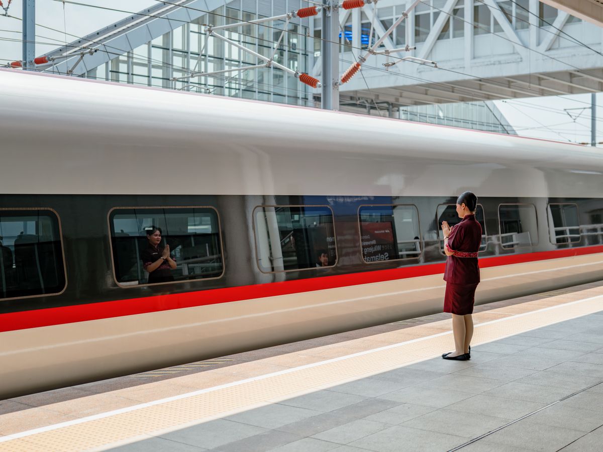 Bullet train at a Chinese high-speed rail platform