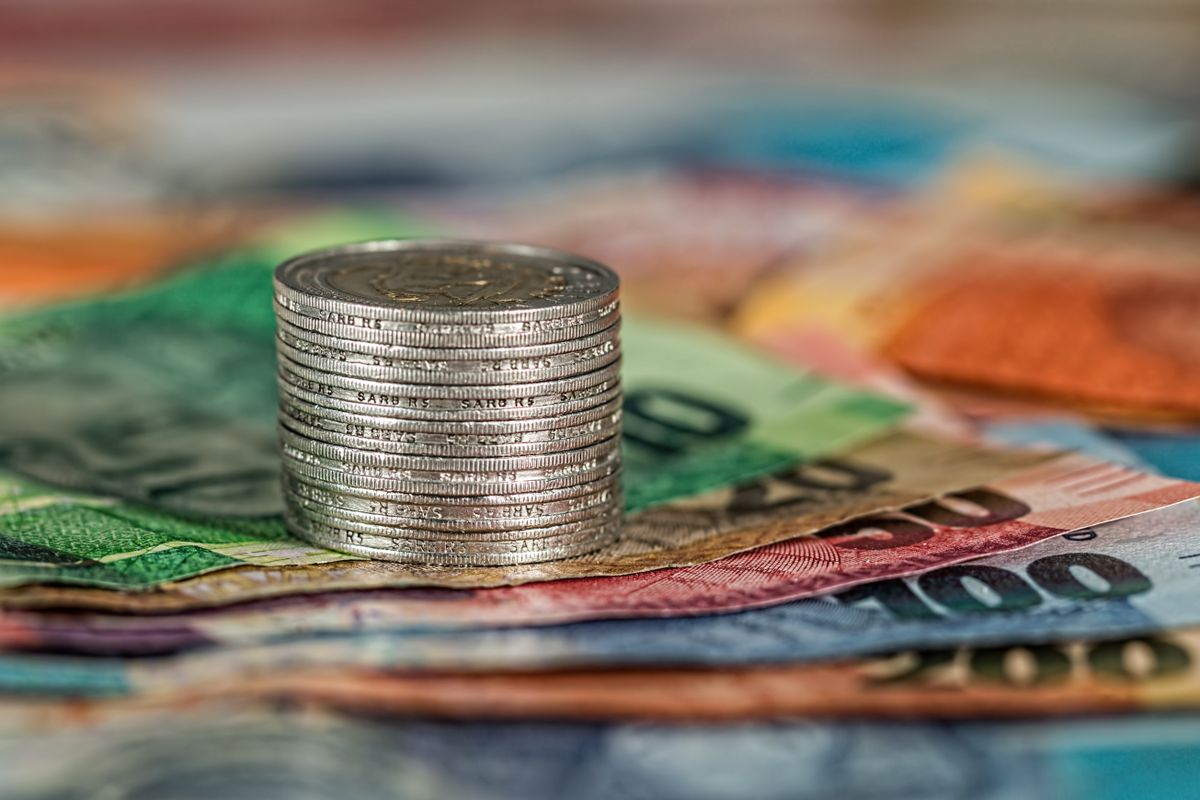 Monedas apiladas sobre billetes