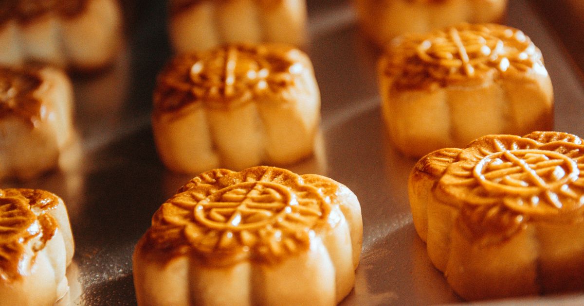Mid-Autumn Festival 2026 in China: Dates, Mooncakes & Travel Tips