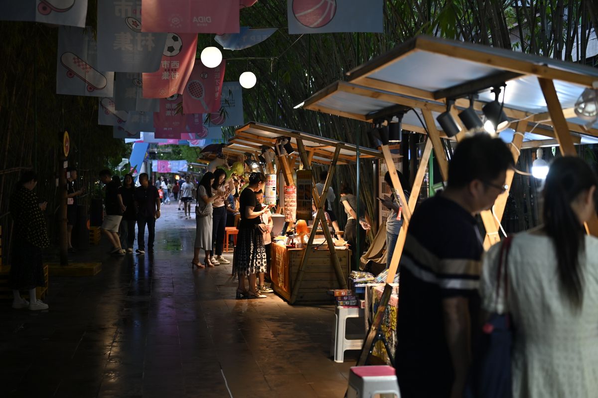 Un mercado nocturno concurrido con puestos de comida