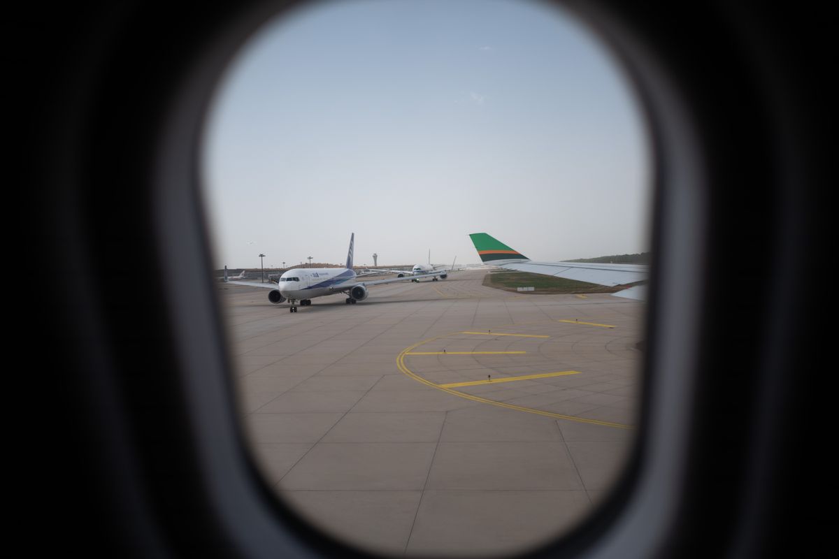 Aircraft seen from a terminal during an international connection