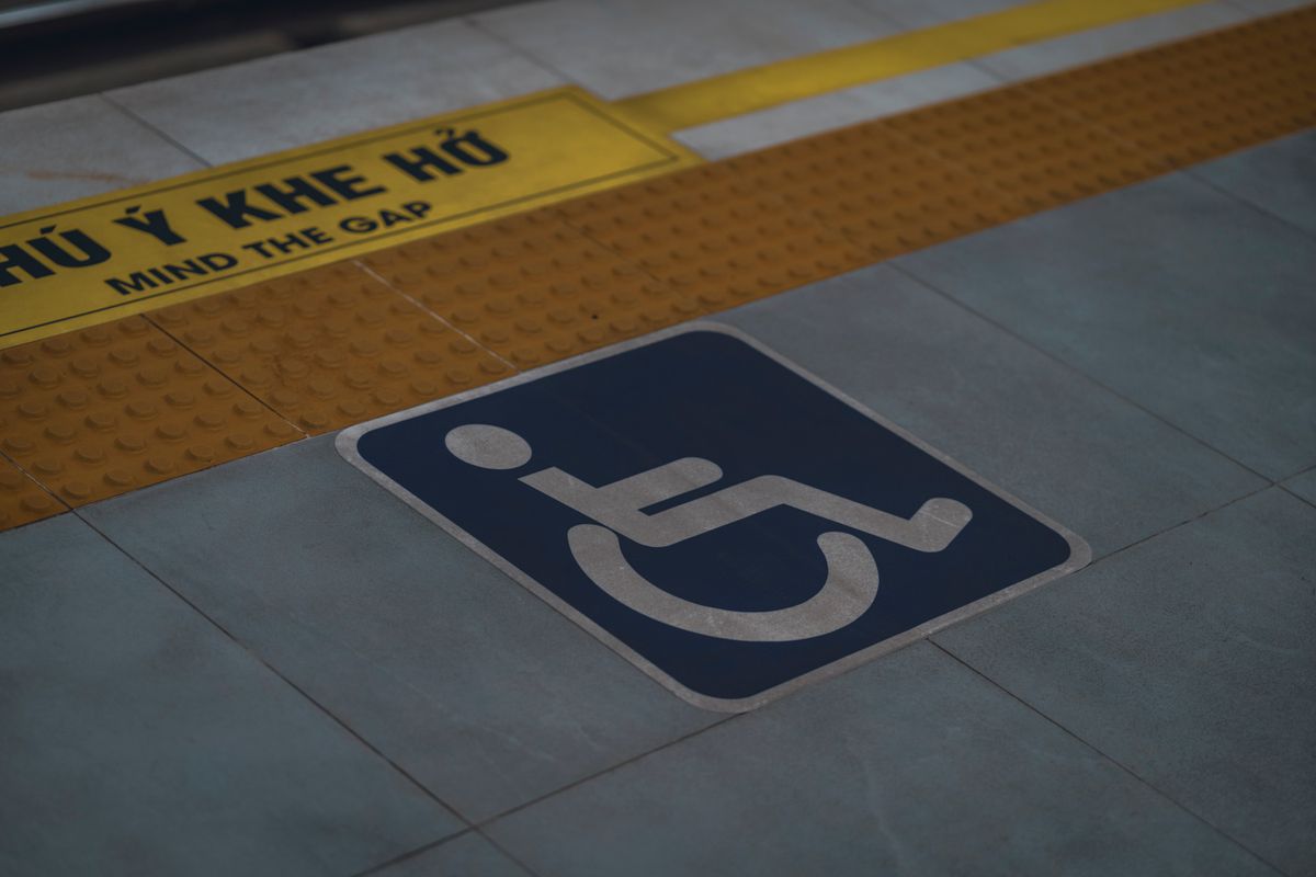 Wheelchair access symbol beside a railway platform gap