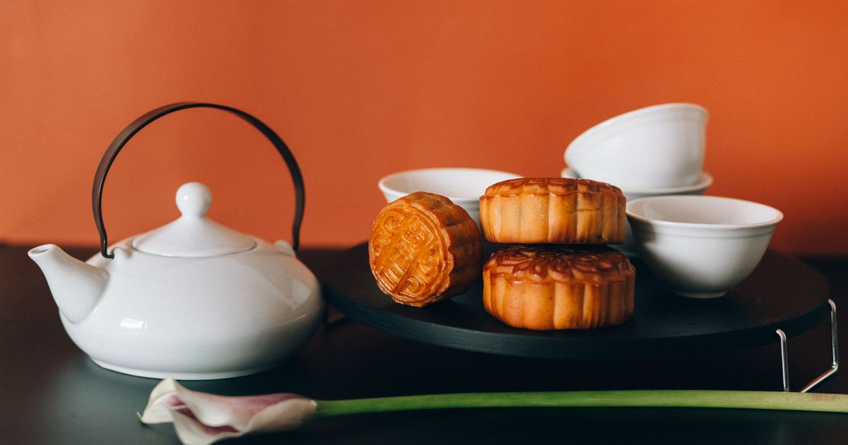Chinese Mooncake Guide 2026: 8 Flavors, Labels & Buying Tips