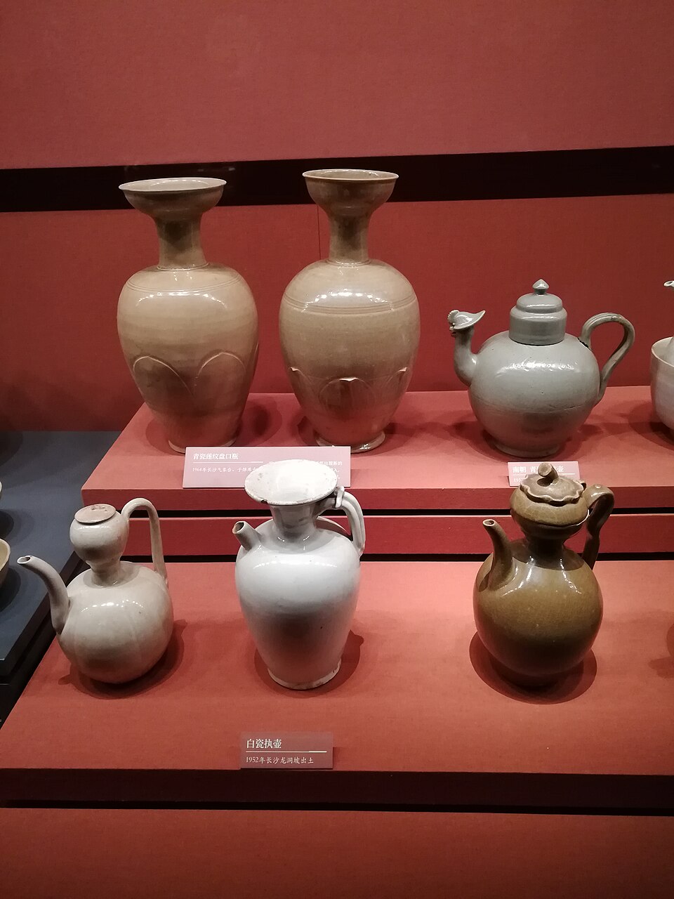 White porcelain vessels in Hunan Museum