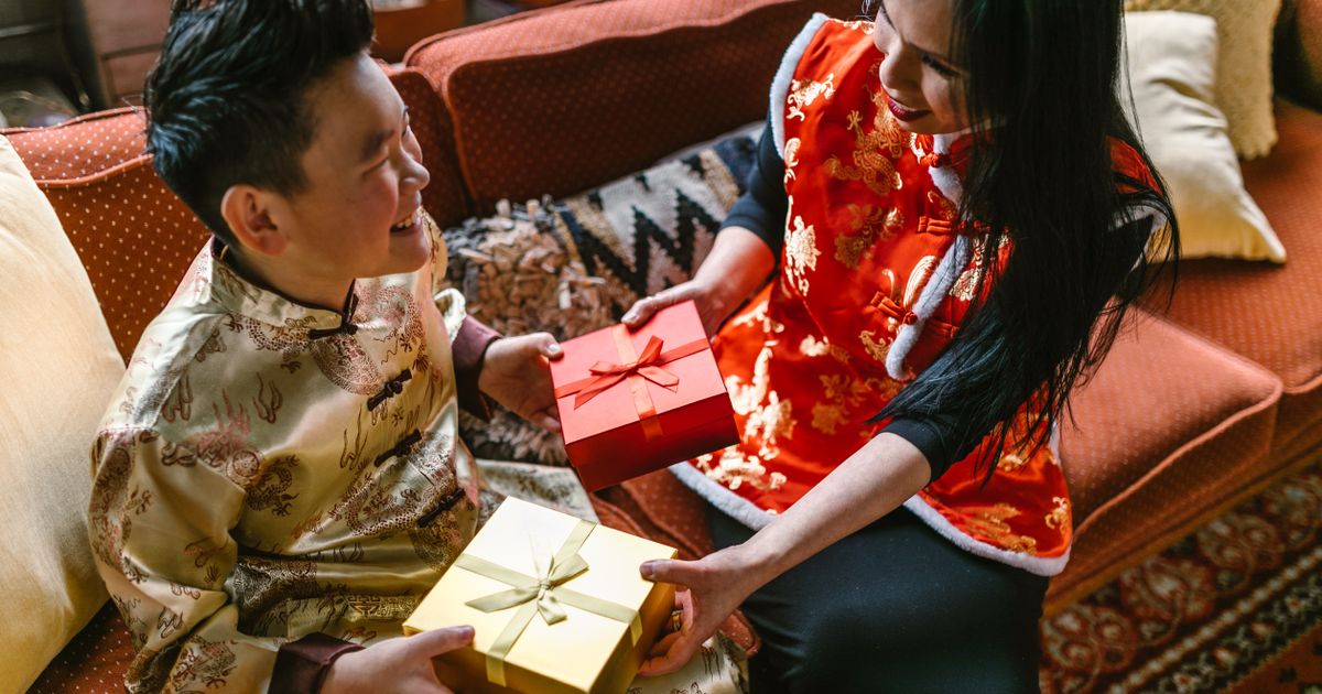 Chinese Gift-Giving Etiquette: What to Give and Avoid (2026)