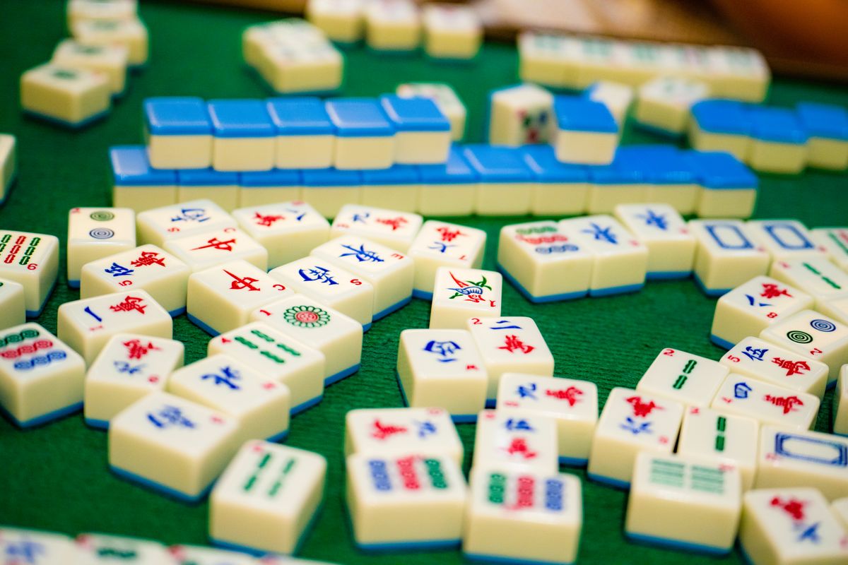 Mahjong wall and loose tiles on green felt